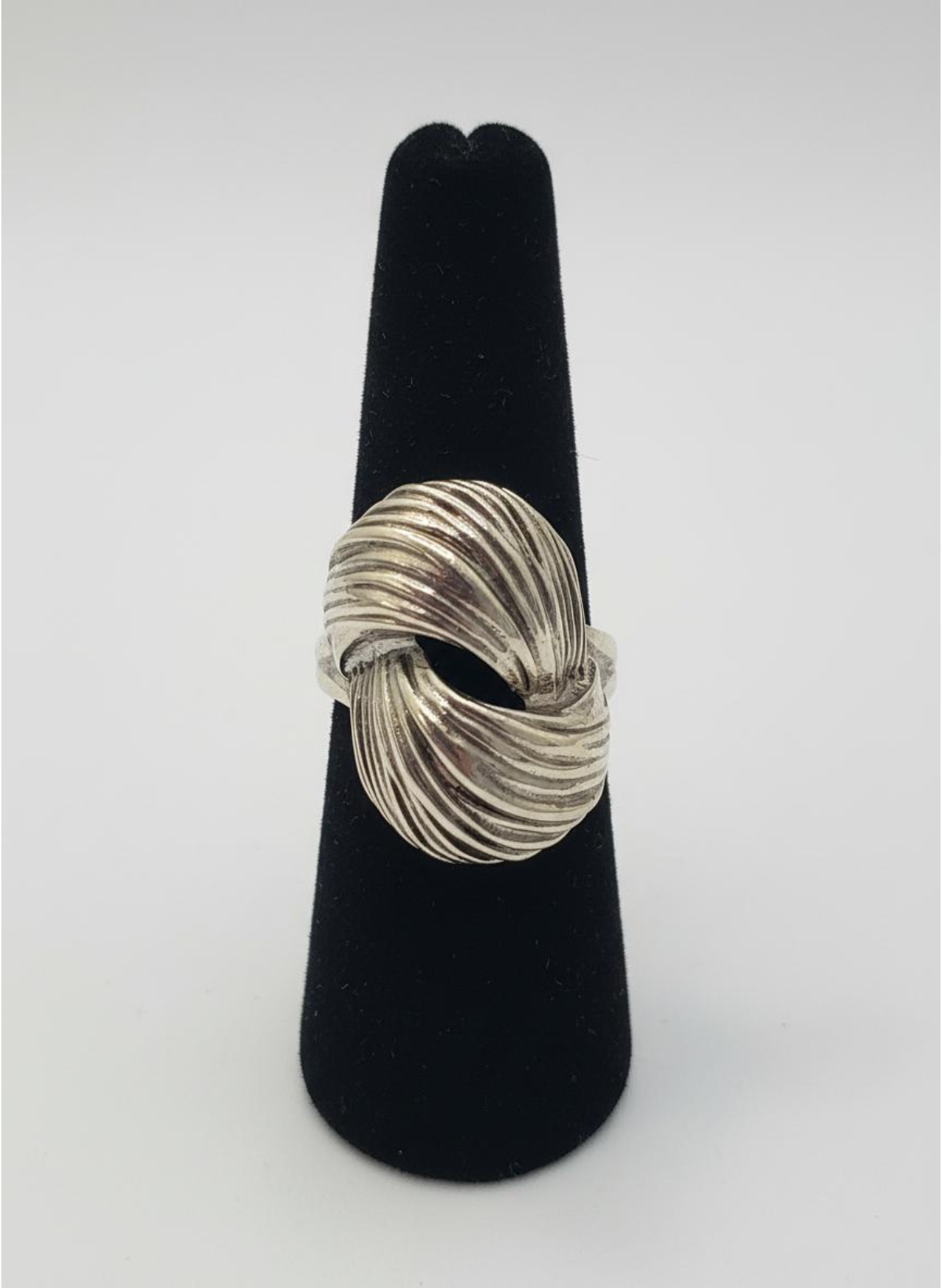 ✨ Sculpted Twist Statement Ring